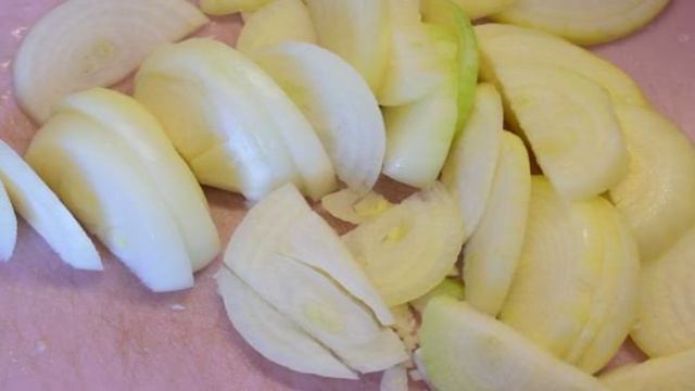 Картошка тушеная с мясом и солеными огурцами