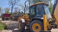 Специалисты из Петербурга привели в порядок придомовую территорию ветерана войны в Мариуполе