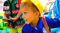 Влад и Никита - Влад и Никита играют в профессии в детском игровом центре