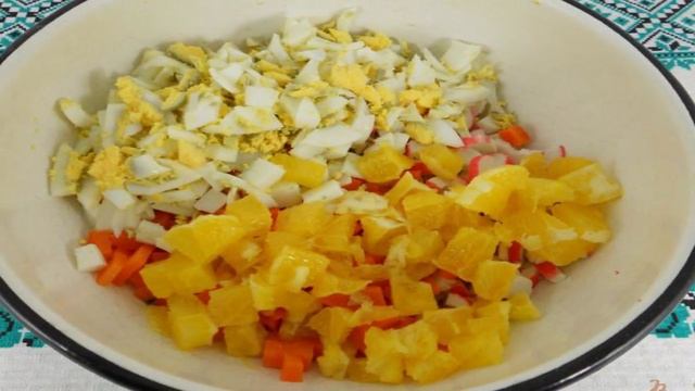 Салат с крабовыми палочками, апельсином и орехами