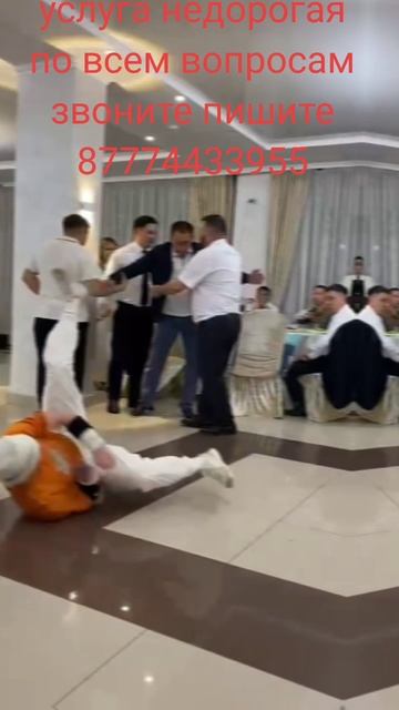 Меня зовут Дмитрий я занимаюсь спортивным видом танца Break Dance выступаю на корпоротивах, свадьбах