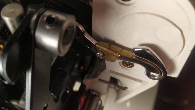 Janome JEM, прорезь нитепритягивателя