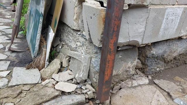 Гараж разваливается.