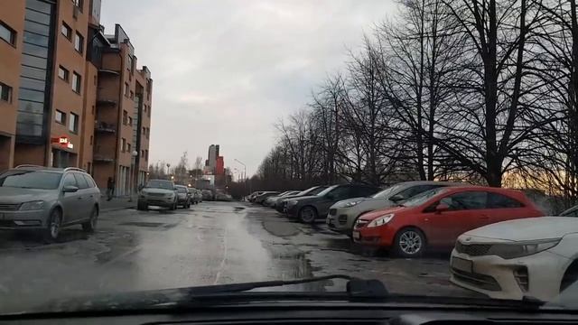 Учимся парковаться задним ходом среди машин у магазина.