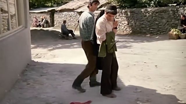Девушка со швейной машинкой (Любовь нужна всем)