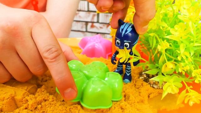 Игрушки строят куличики и управляют мусоровозом! Виде