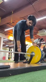 Deadlift with my Female Bestfriend?🏋🏻♂️#bestfriend #deadlift #shorts #gym #workout #funny #girl