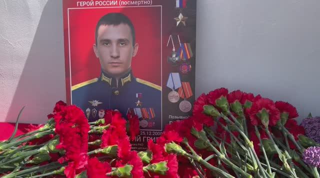 В х. Павловском установили мемориальную доску с именем Героя России Дмитрия Дарченко