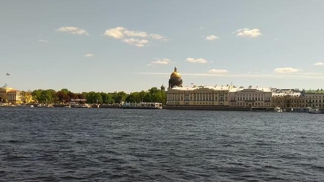 Вид на Английскую и Адмиралтейскую набережную, Петербург. 22 мая 2023.