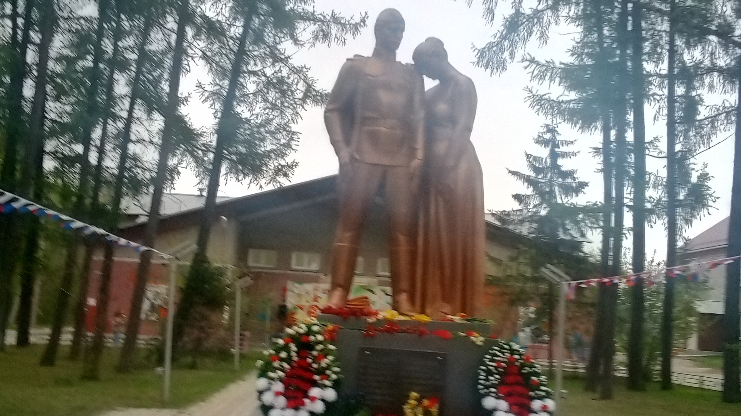 Выступление около клуба в честь Великой Победы