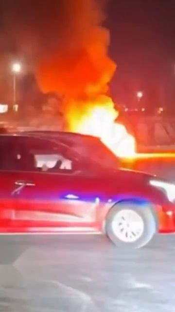 ВСПЫХНУЛ ОТ ДРИФТА: около стадиона "Ростов Арена" сгорел BMW одного из дрифтеров.