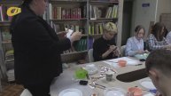 УЧЕНИКИ ШКИ И СТУДЕНТЫ ЖХК ПРИНЯЛИ УЧАСТИЕ В МАСТЕР-КЛАССЕ ПО ИЗГОТОВЛЕНИЮ ВАТНОЙ ЕЛОЧНОЙ ИГРУШКИ