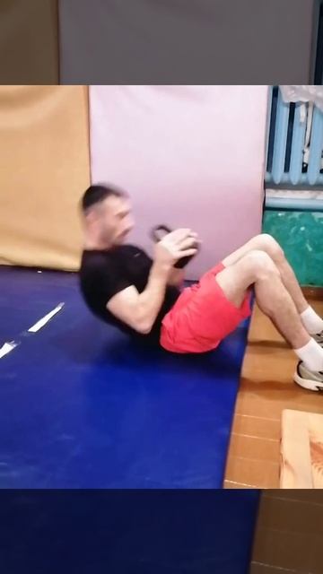 Качаем пресс с весом, можно накачать кубики быстрее.