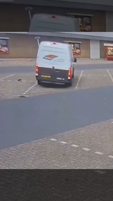 зато ровно припарковался
