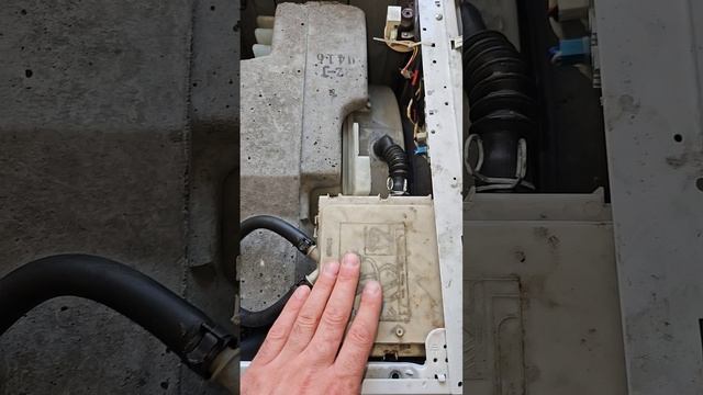 Течёт вода машинка из лотка для порошка.