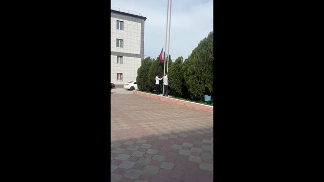 Церемония поднятия государственных флагов РФ и РД