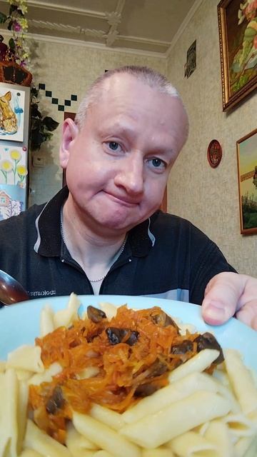 Макароны и грибы шампиньоны с морковкой.