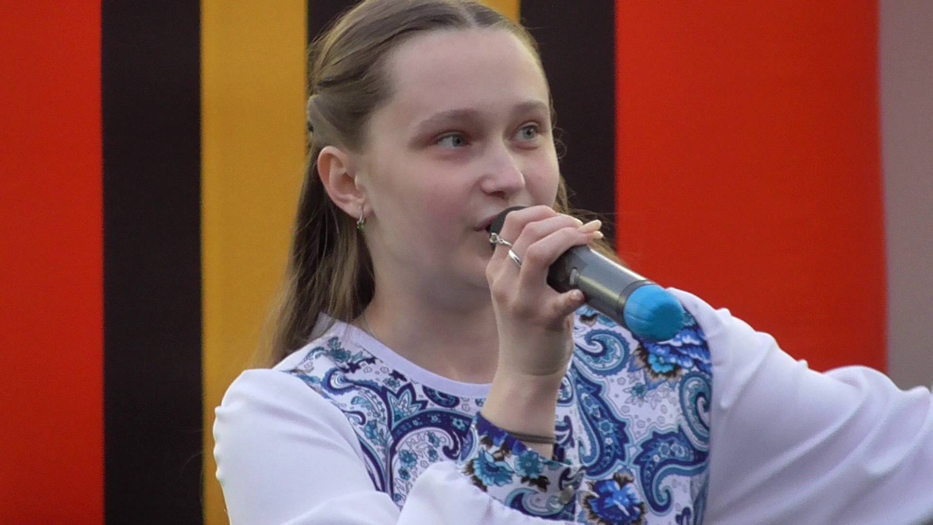 Девушка поёт песню. Песня: Любимый мой