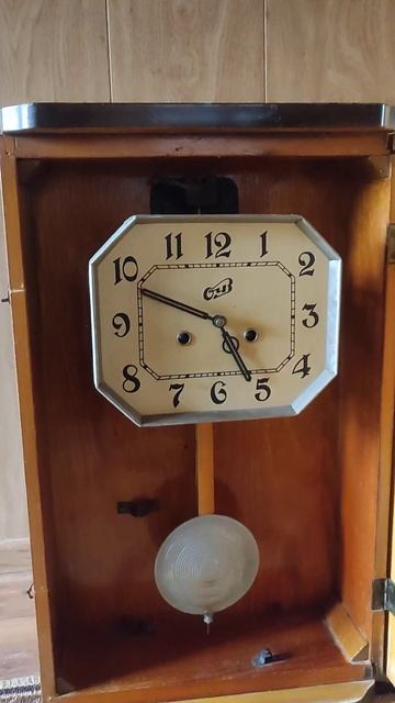 настенные часы СССР ОЧЗ ЯНТАРЬ 1960 г.