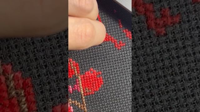 Красные нитки на черной канве😍