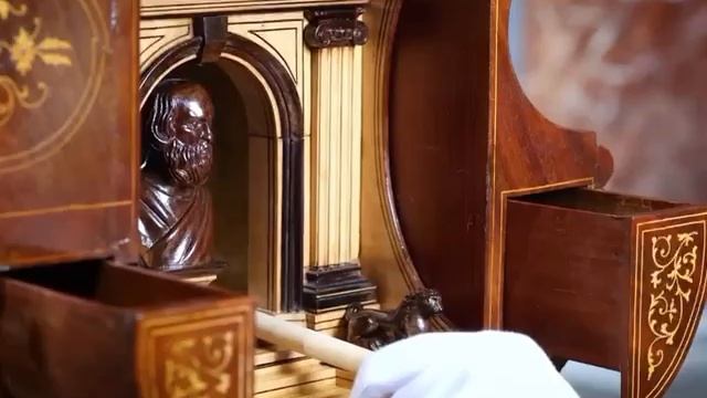 Стол 1840-го года хранил в себе много тайн.