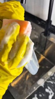 Вас в детстве тоже заставляли мыть посуду? 🧼🧽