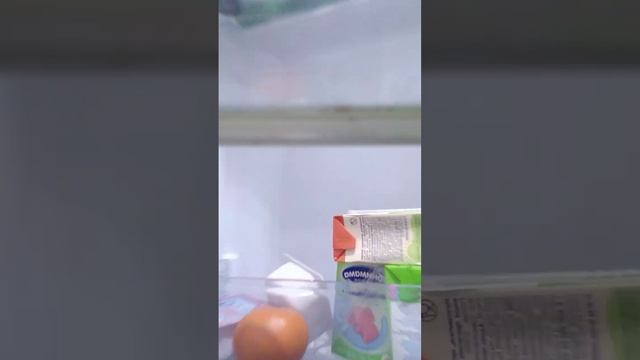 А почему в холодильнике свет красный ?! 🤔