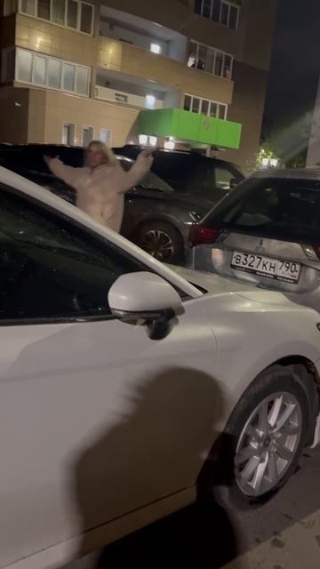В Химках нетрезвая автоледи на «Вольво» повредила три припаркованных автомобиля