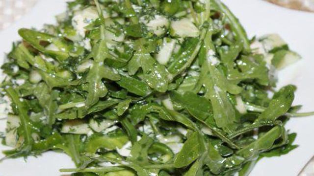 Салат из рукколы, перца и феты