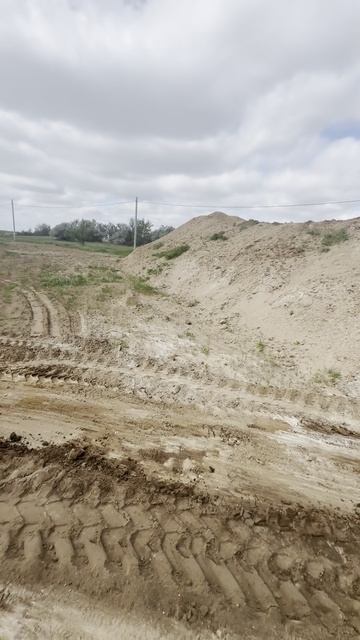 Погрузка песка в камазы