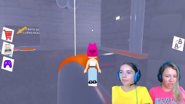 Family Play (Семейный ТВ) -  КОМАНДНЫЙ ПОБЕГ ОТ ЗУБНОГО вместе С МАМОЙ в ROBLOX!