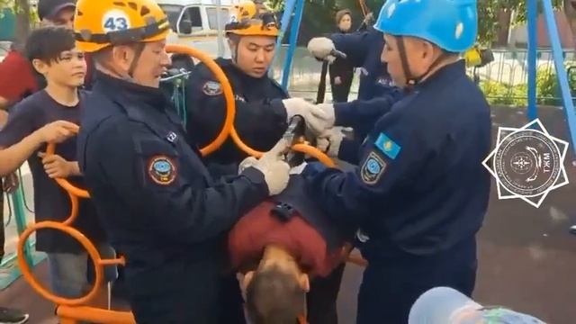 Застрял на детской площадке: павлодарские спасатели и
