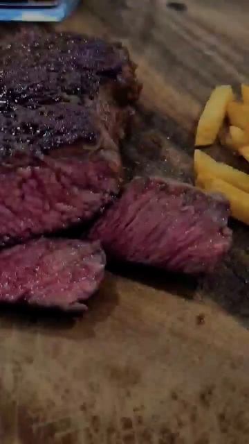 Стейк-сверху корочка внутри максимально сочный🤤. Ско
