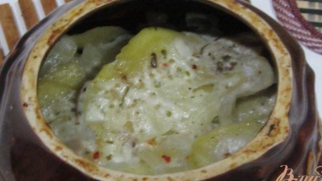 Ароматная курочка в горшочках с картофелем с итальянскими травами.