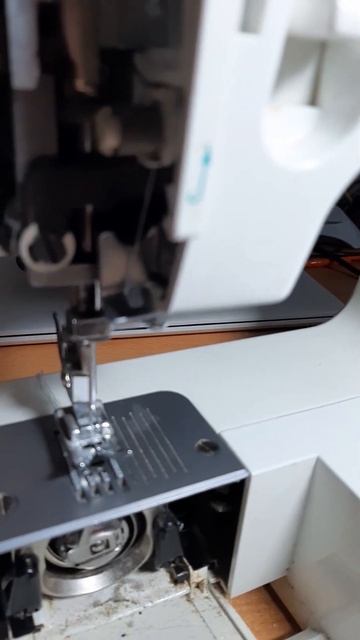 У швейной машинки модели AstraLux590 не опускается лапка