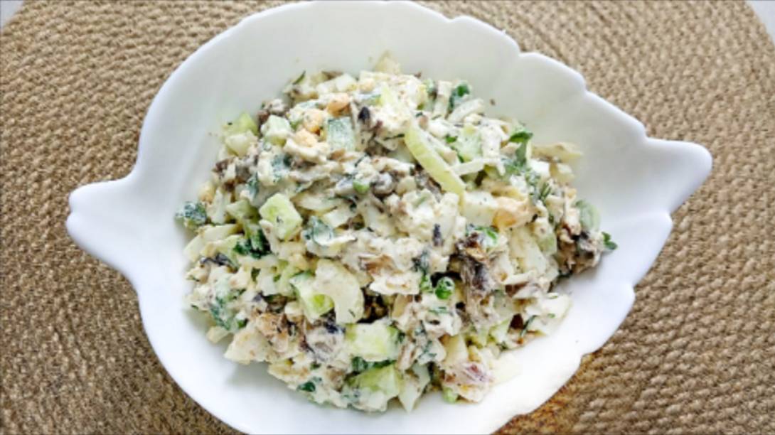 Праздничный САЛАТ из ШПРОТ, ЯИЦ и ОГУРЦА! Очень вкусный салат!