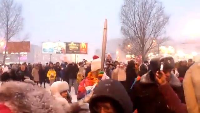 У торгового центра Арена Эстафета Олимпийского огня в Воронеже