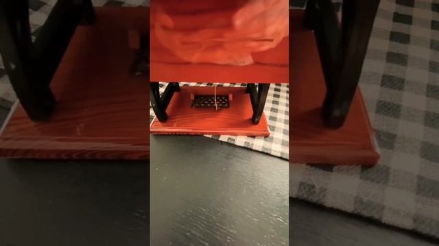 Музыкальная шкатулка. Швейная машинка. Подарок от бра?