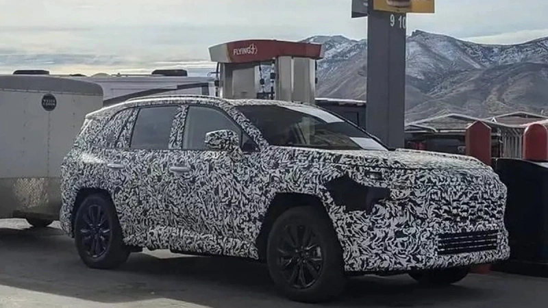 Новый Toyota RAV4 2026: рассекречен салон кроссовера