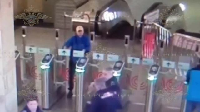 ‼️Безбилетник распылил перцовый баллончик на станции Таганская в сотрудников службы безопасности‼️