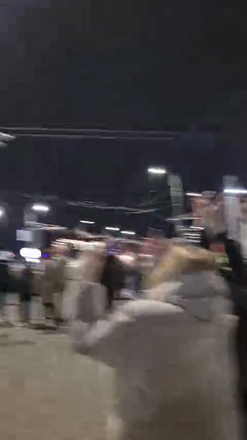 Зумерши в Могилеве показывают фак фейверку