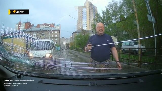 В Новосибирске водятел, который мешал проезду, неадекватно отреагировал на гудок