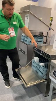 Ну и какой же может быть ресторан без посудомойки? Пре?