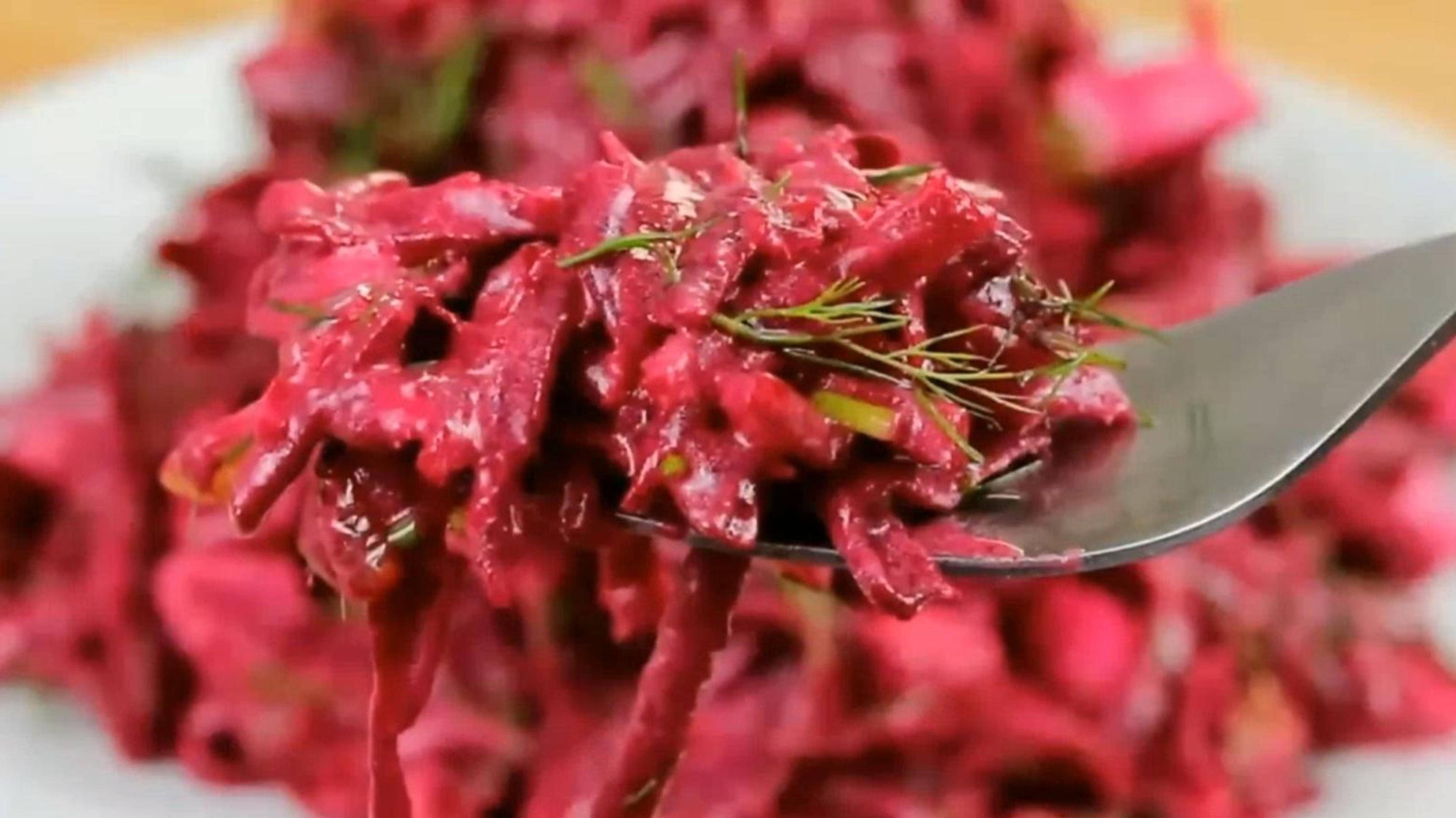 Салат из свеклы и соленых огурцов!
