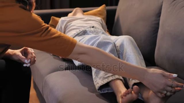 Щекотка ног девочки