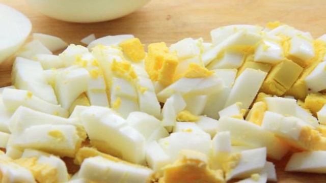 Салат со свежими огурцами, яйцами и сыром