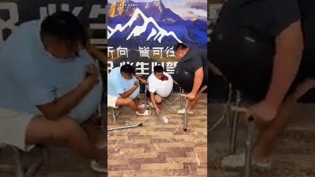 Увлекательная задача — лопнуть шарики бутылкой! Простые радости для мужчин