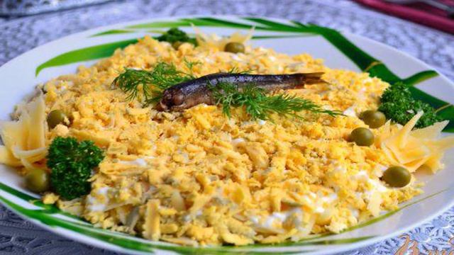 Салат с сыром, горошком и шпротами