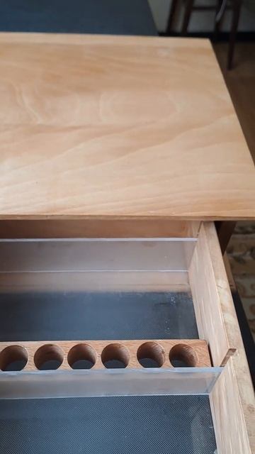 коробка со шкафчиком для швейных принадлежностей.