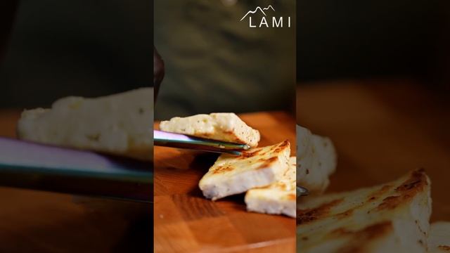 Чиабатта с авокада, сыром для жарки LAMI, свежей рукколой, пармской ветчиной и яйцом пашот